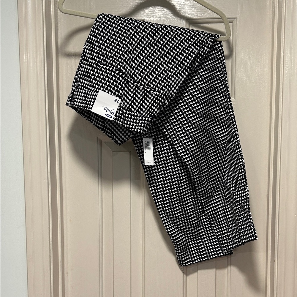 Old Navy Black and White Houndstooth Pixie Pants